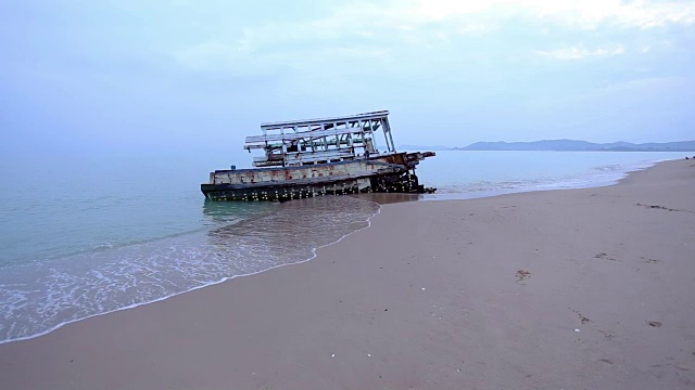 海滩上的破船视频素材