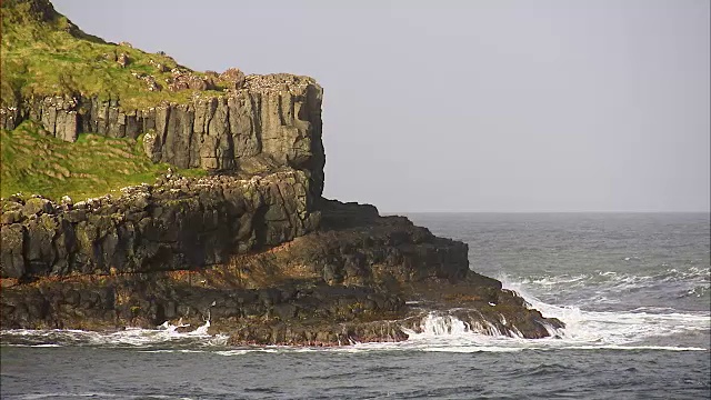 碧空映衬海中岩景视频素材