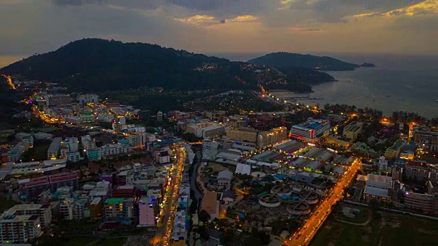 夕阳照亮普吉岛著名的巴东镇交通航拍全景，4k时间流逝泰国视频素材