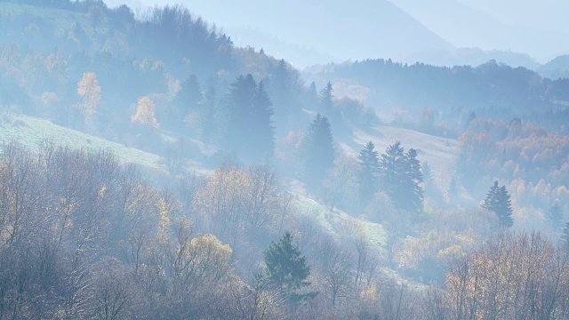 秋天雾蒙蒙的山脉风景斯洛伐克视频素材