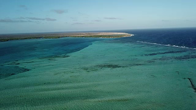 博内尔岛加勒比海上风帆冲浪礁湖Sorobon无人机俯视图4K超高清视频视频素材