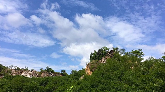 随着时间的推移，天空和山视频素材