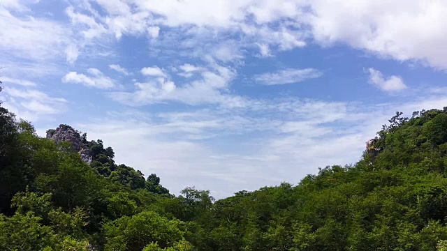 随着时间的推移，天空和山视频素材