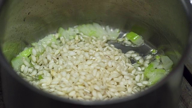 烹饪意大利饭和洋葱视频素材