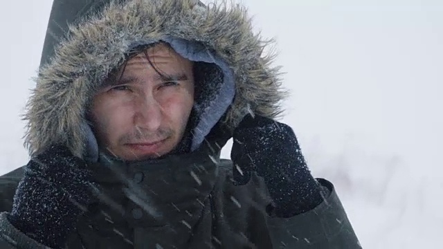 一个年轻人正穿过暴风雪视频素材