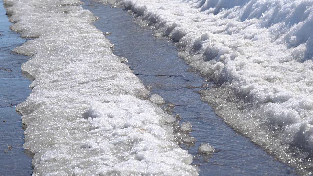 泉水流过柏油路视频素材