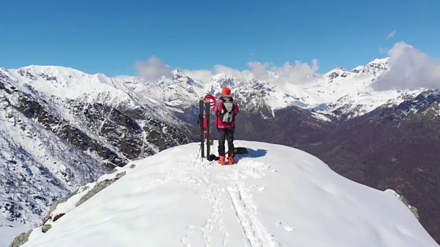 徒步登高，滑雪游览雪山，一览阿尔卑斯山，战胜逆境，取得成功视频素材