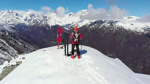 徒步登高，滑雪游览雪山，一览阿尔卑斯山，战胜逆境，取得成功视频素材