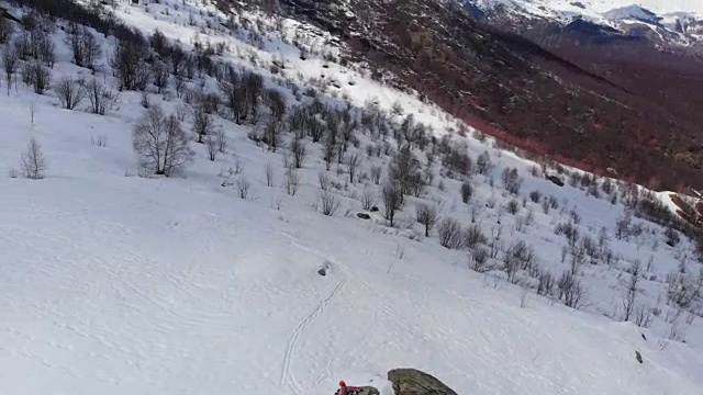 徒步登高，滑雪游览雪山，一览阿尔卑斯山，战胜逆境，取得成功视频素材