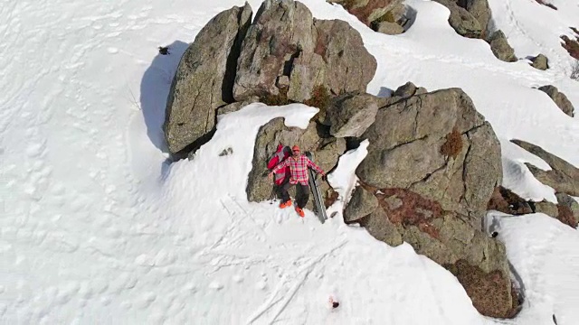 徒步登高，滑雪游览雪山，一览阿尔卑斯山，战胜逆境，取得成功视频素材