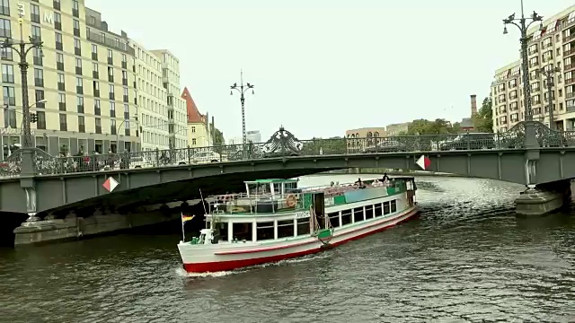 城市景观和施普雷河上的Weidendammer桥，Weidendammer Brcke，施普雷河上的旅游船只，弗里德里希大街，柏林，德国视频素材