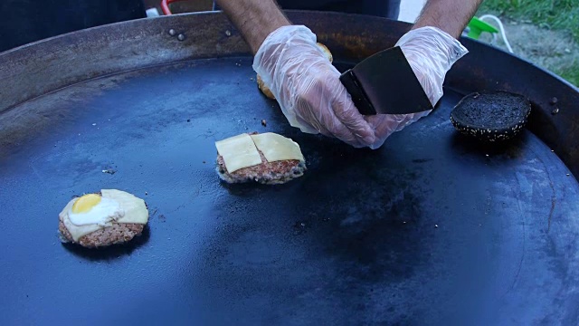 厨师用喷灯融化肉排上的奶酪。厨师用喷灯在汉堡上融化奶酪。视频素材