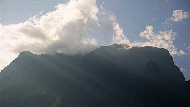 阳光透过云山。时间流逝视频素材