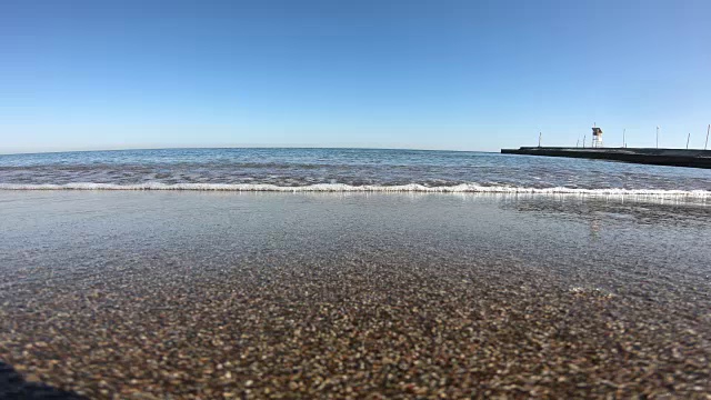 海浪撞击安静的沙滩，4k超高清背景。视频素材