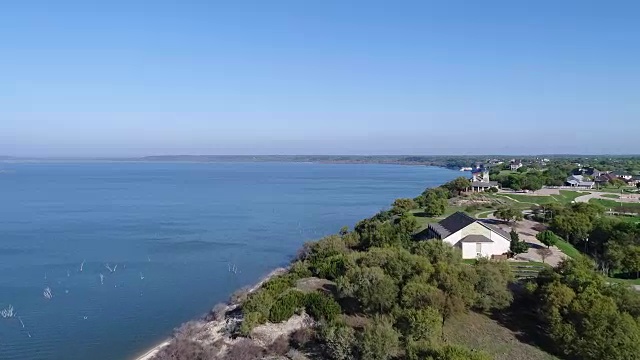 一架无人机飞过德克萨斯州惠特尼湖的海岸视频素材