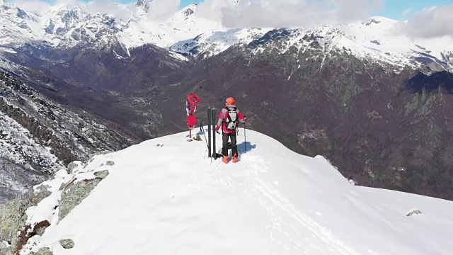 徒步登高，滑雪游览雪山，一览阿尔卑斯山，战胜逆境，取得成功视频素材