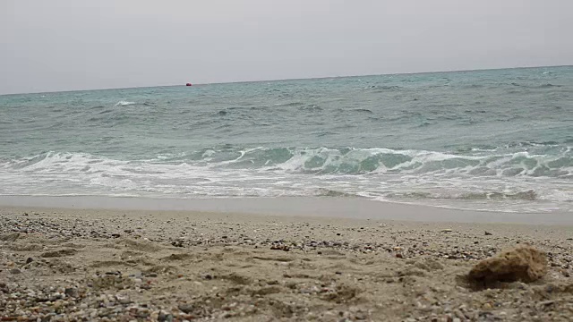 海浪拍打着海滩视频素材