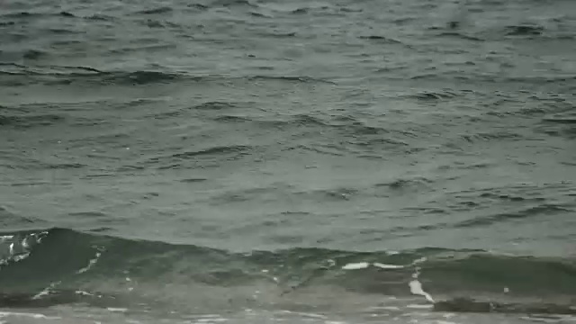 海浪拍打着海滩视频素材