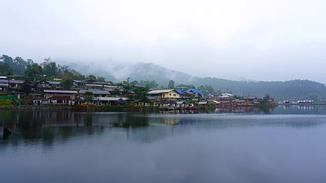 时间流逝的雾，雾，和云移动在Rak Thai村，湄洪松泰国。视频素材