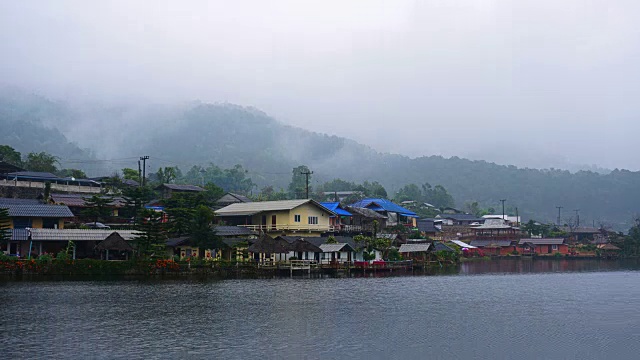 时间流逝的雾，雾，和云移动在Rak Thai村，湄洪松泰国。视频素材