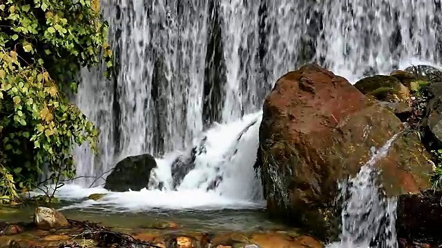 瀑布在森林视频素材