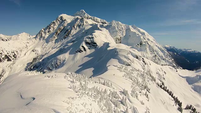 贝克山滑雪区空中直升机冬季雪地飞行滑雪单板滑雪徒步旅行在舒克山巨大的Mtn山顶上视频素材