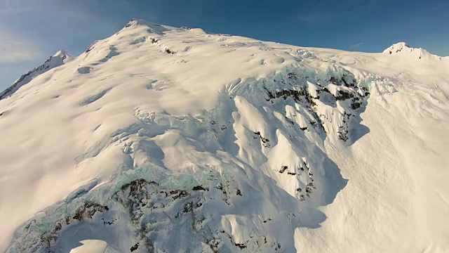 惊人的巨大的山顶冰冻的雪冬季景观航拍北喀斯喀特山脉公园冰川山贝克巨大的山峰令人惊叹的最好的广角视图4K视频素材