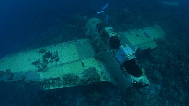 日本爱知E13A海军水下失事飞机的鸟瞰图视频素材