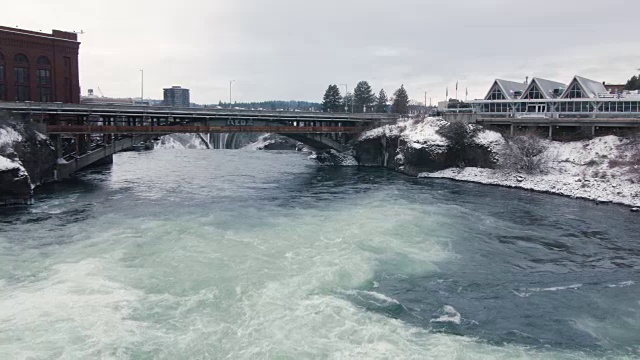 斯波坎市中心河桥在寒冷的冬天雪视频素材