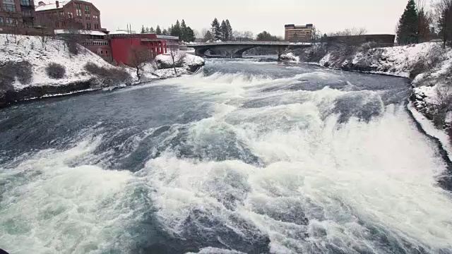 城市景观在冬季雪的寒冷河流急流视频素材