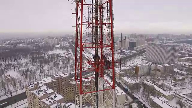 空中拍摄的一个电视塔在一个冬天阴天视频素材