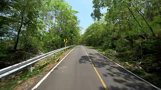 在乡村道路上开车视频素材