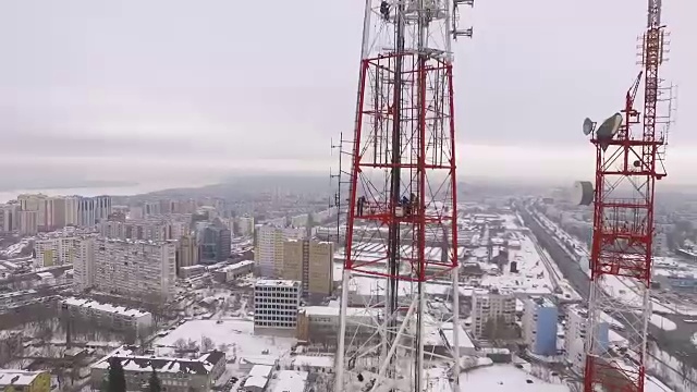 一组高空作业人员正在高空施工，鸟瞰图视频素材