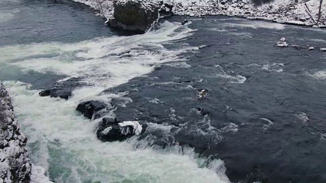 冻结的河流急流在雪中流动的绿松石水视频素材