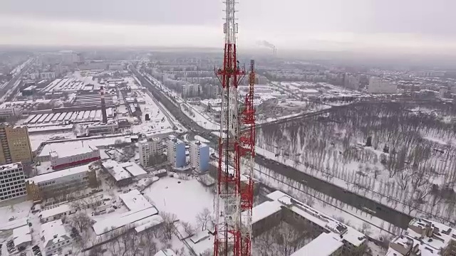 无人机飞过城市全景，显示冬季的高塔视频素材