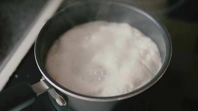 用锅煮鸡蛋视频素材