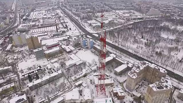 现代工业城市的现代电信铁塔、建筑、道路鸟瞰图视频素材