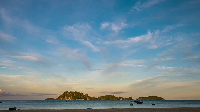 美丽的海滩与岛屿背景日落，时间流逝视频素材