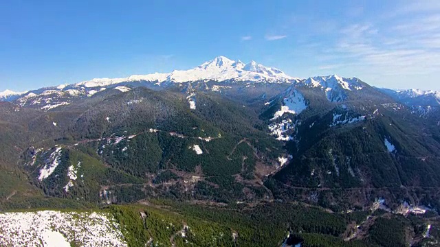 航空贝克山华盛顿州喀斯喀特山脉令人惊叹的自然色彩广角视图绿色山谷雪峰视频素材