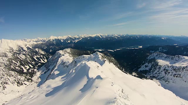 空中俯瞰直升机飞过陡峭的山脊贝克湖北部喀斯喀特山脉背景视频素材