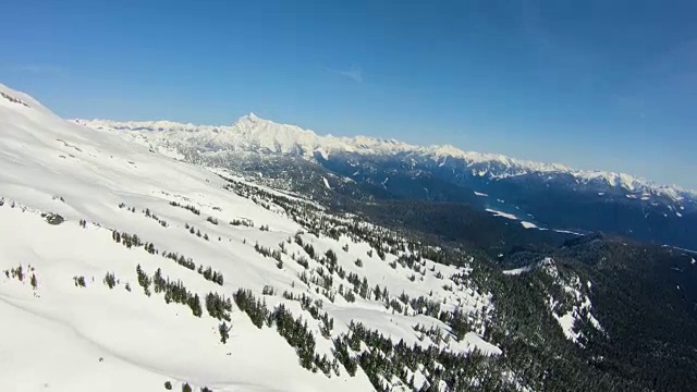 北喀斯喀特飞过施里伯斯看着舒克山斯威夫特溪贝克湖山景观太平洋西北视频素材