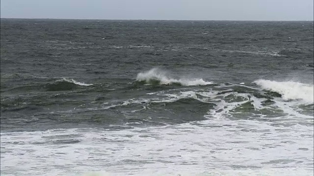 爱尔兰海洋上的汹涌波涛视频素材