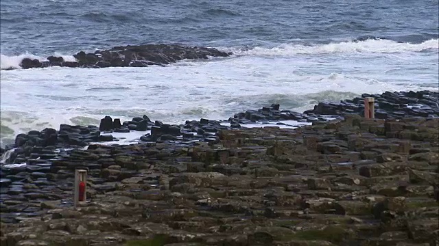 爱尔兰多岩石的海岸线视频素材