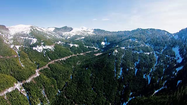 北喀斯喀特山贝克荒野森林步道在雪水平朝向高山空中直升机视图视频素材