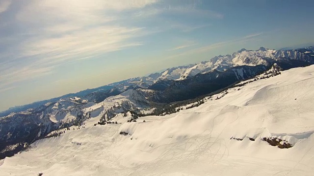 screbers雪地摩托地区空中飞过北卡斯卡德山脉贝克冰川的轨道视频素材