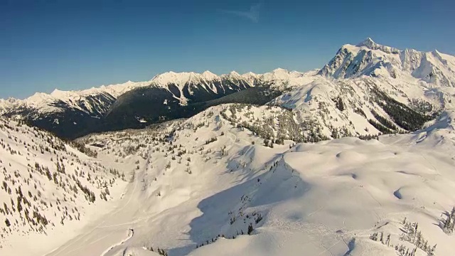 壮观的直升机空中飞行4k镜头飞过桌面山顶滑雪者走向贝克滑雪区舒克山极端高速肾上腺素视频素材