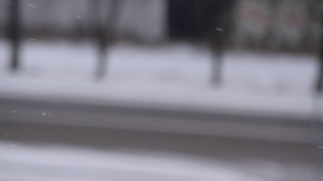 大雪飘落在散焦道路的背景上视频素材