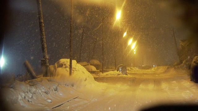 晚上在雪地上开车视频素材