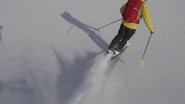 滑雪者在深粉中下山视频素材