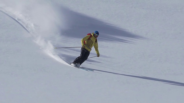 滑雪者在深粉中下山视频素材